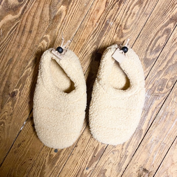 Sherpa Slipper size small - Picture 2 of 4